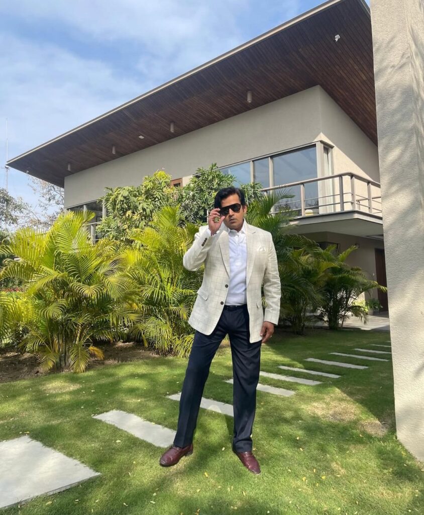 Ravi Kishan with the background of their bungalow